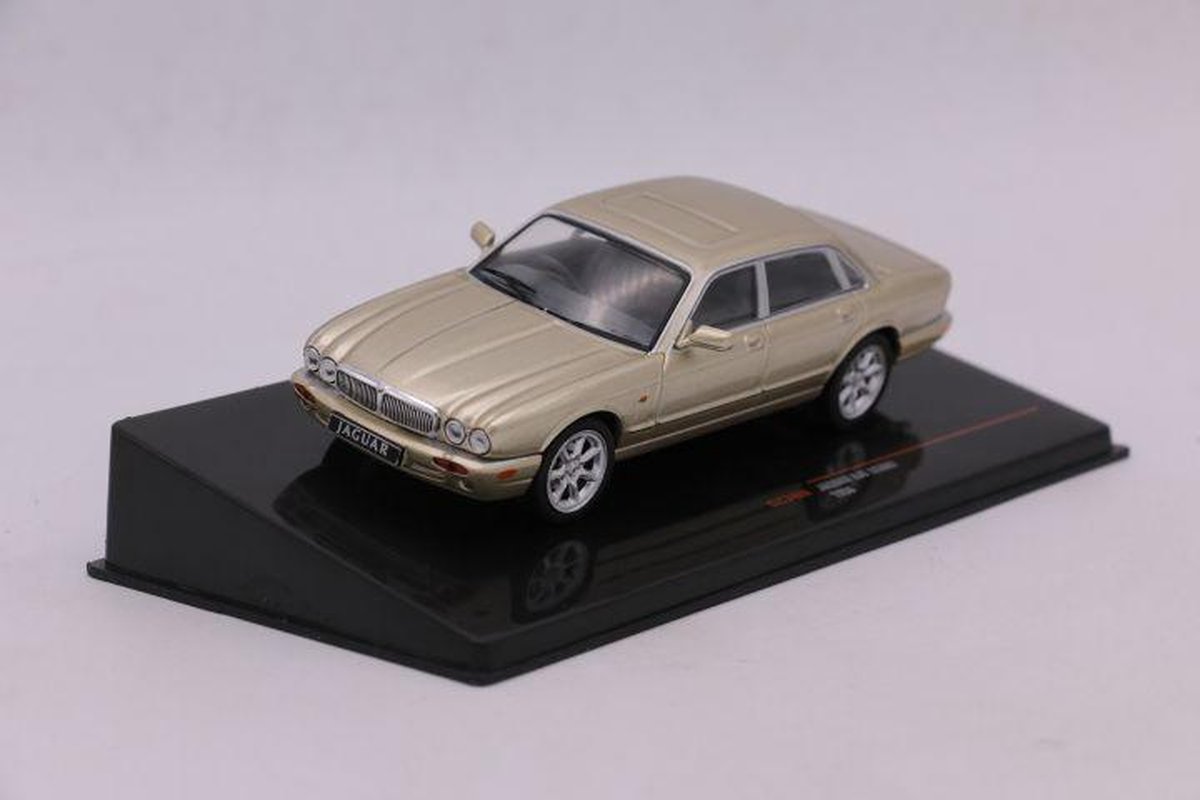 Jaguar XJ8 (X308) 1998 Beige Metallic