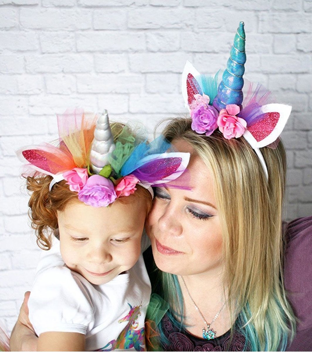 Eenhoorn haarband blauw unicorn diadeem met oortjes, bloemen en regenboog tule - blauwe hoorn bloemetjes roze paars glitter lolita metallic - festival carnaval kinderfeestje Burning man