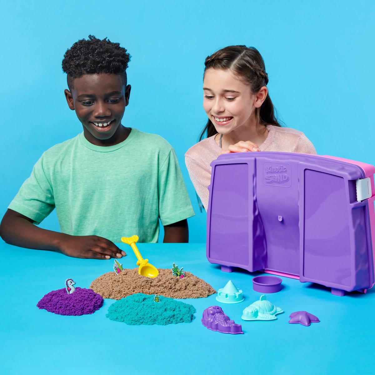 Kinetic Sand Shimmer - Opvouwbare Meermin zandbak-speelset met 907 g glinsterend speelzand in 3 kleuren, 6 mallen en 1 schep