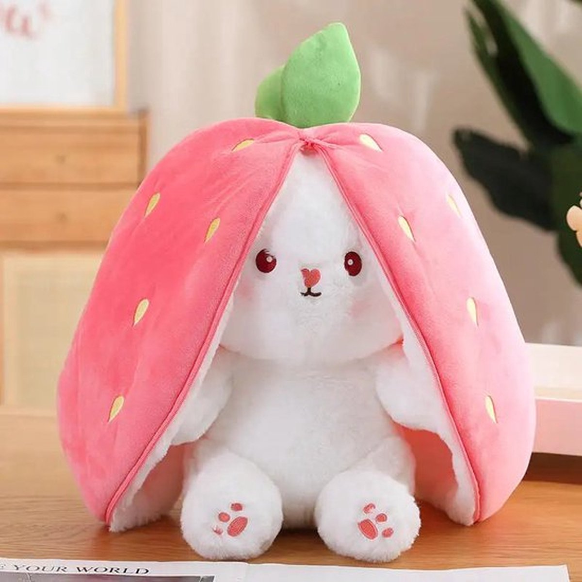 Klikkopers® - Kawaii Kussen - Konijn in een Aardbei 25 cm - Konijn Knuffel - Kawaii Knuffel - Aardbei Knuffel - Squish Knuffel