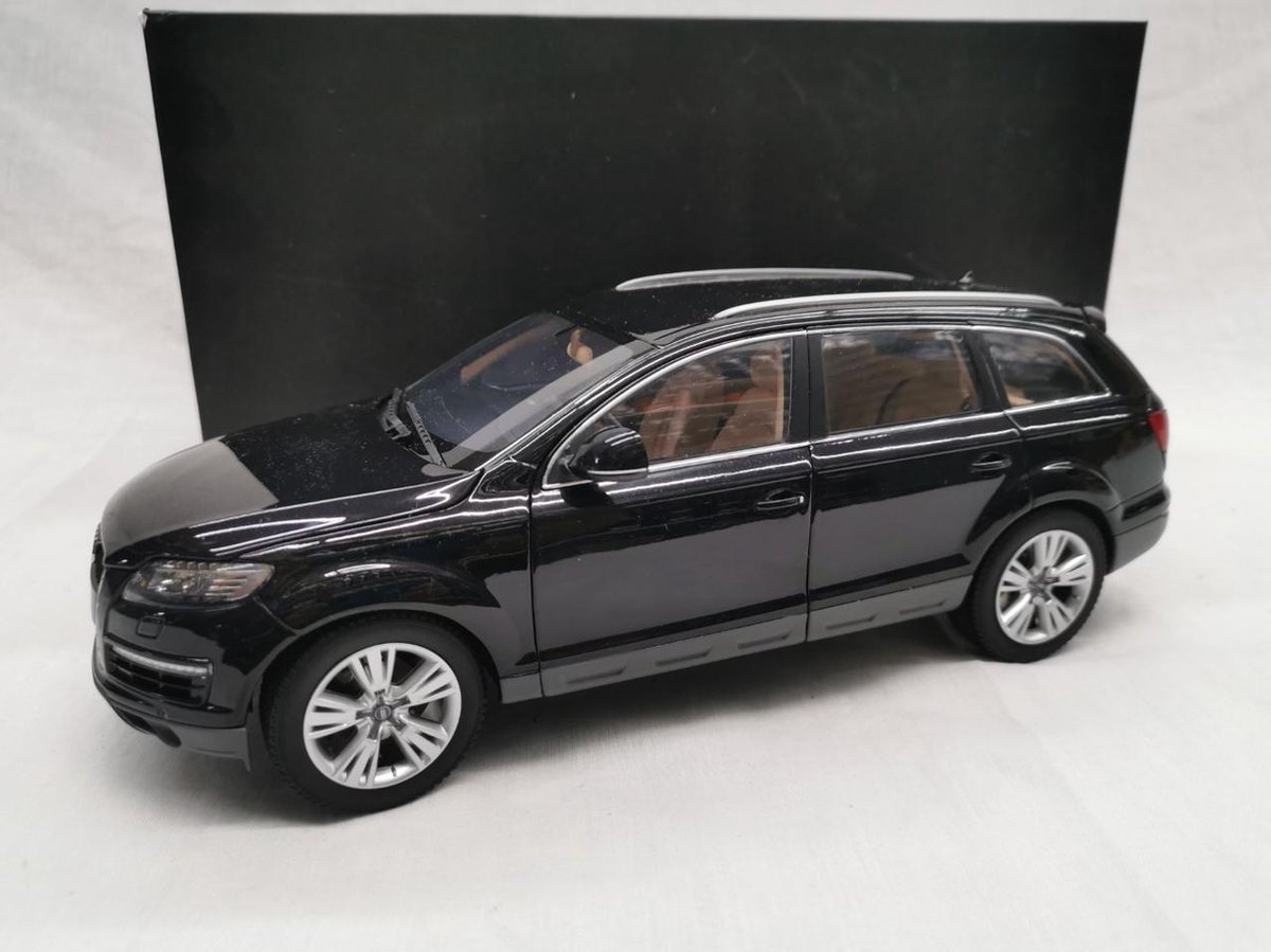 Audi Q7 2013 Zwart 1-18 Kyosho