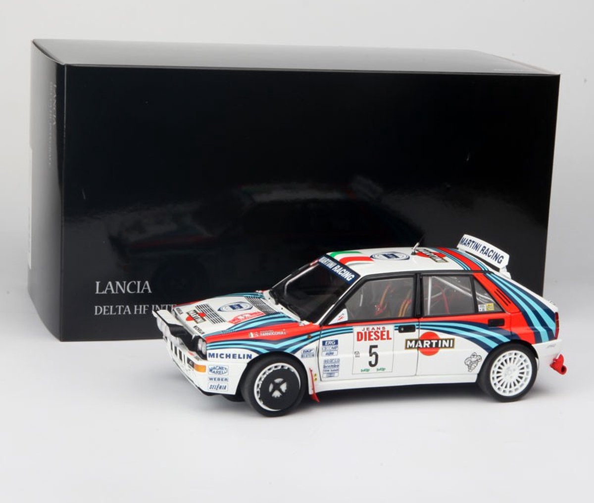 Lancia Delta HF Integrale Team Martini Racing ( Night Version) No.5, Winner Rally San Remo 1992, Drivers: A.Aghini / S.Farnocchia 1-18 Kyosho