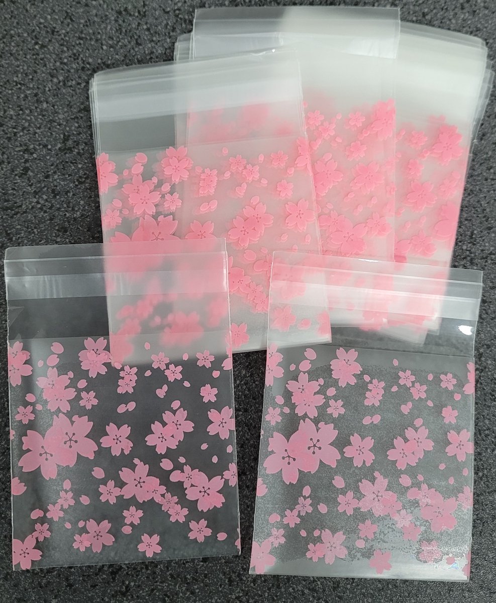 *** 50 Stuks transparante cellofaan plastic Uitdeelzakjes - binnen 7 cm x 7 cm - bloemen - traktatiezakjes - verjaardag - geboorte - bruiloft - zelfklevend  - cadeauzakjes - snoepzakjes - verpakkingen webshop - bestellingen versturen - kleefstrip ***