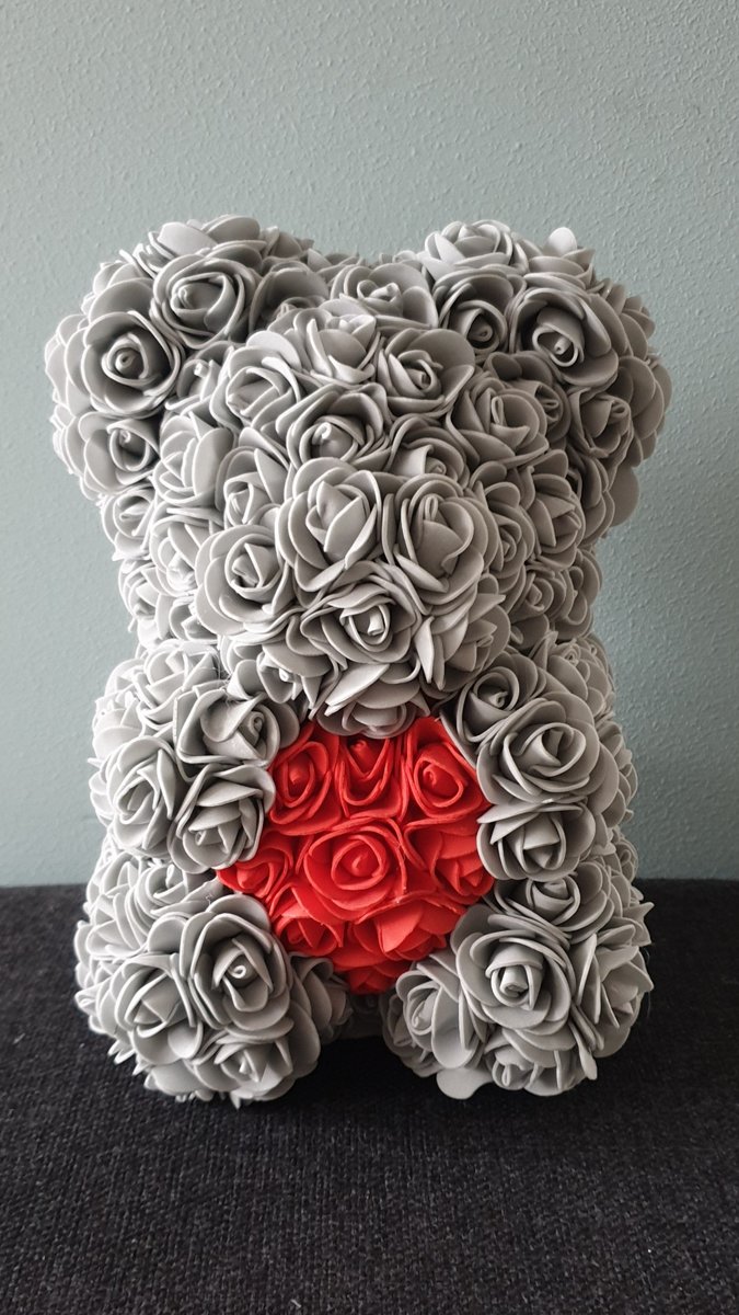 Love teddy beer van grijze kunst rozen met rood boeketje 25cm in cadeaudoos. Moederdag / cadeau / geschenkdoos / giftbox / kunstrozen / rood / boeket / hartje