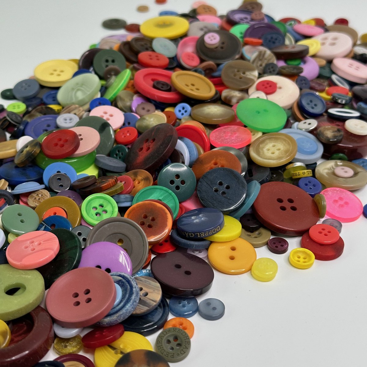   Kleurrijke Knopen Assortiment - 1000 stuks Kunststof Knopen in diverse maten en kleuren voor Kinderen - DIY Knutselen, Schilderen, Decoreren - Ideaal als cadeau of decoratie