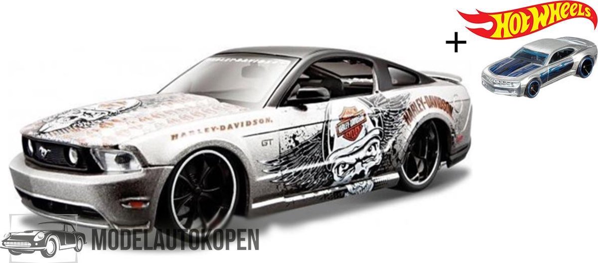 Ford Mustang GT 2011 Harley Davidson (Zilver) (22cm) 1/24 Maisto  + Hot Wheels Miniatuurauto + 3 Unieke Auto Stickers! - Model auto - Schaalmodel - Modelauto - Miniatuur autos - Speelgoed voor kinderen