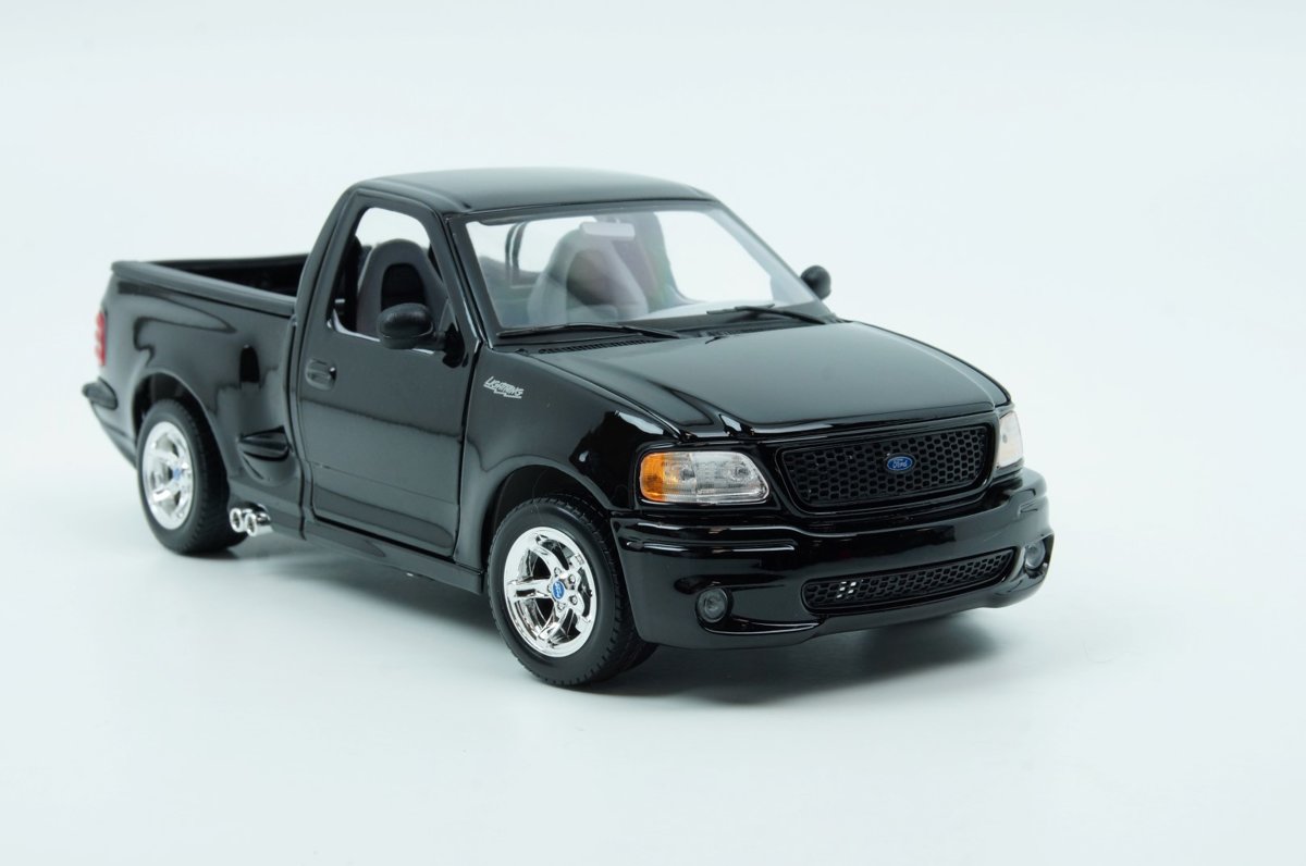 Maisto Ford F-150 Lightning Pick Up Truck 1993 Zwart 1/21