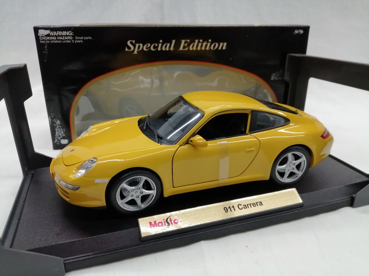 Porsche 911 Carrera ( Type 997 ) Geel 1-18 Maisto