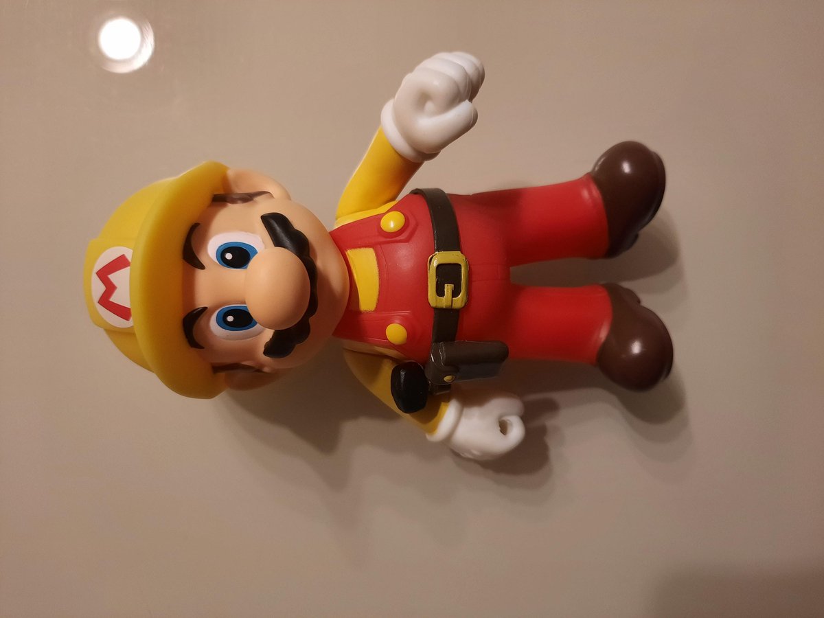 Mario Bros - Speelfiguur - Harde plastiek -  Rood en geel - 10 cm