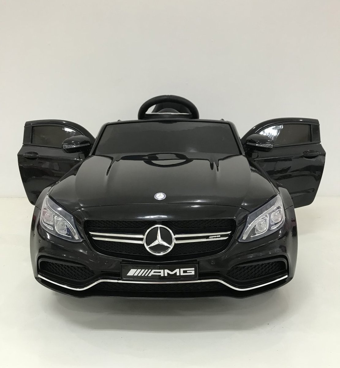 Elektrische Kinderauto   C63 AMG Zwart 12V Met Afstandsbediening FULL OPTION