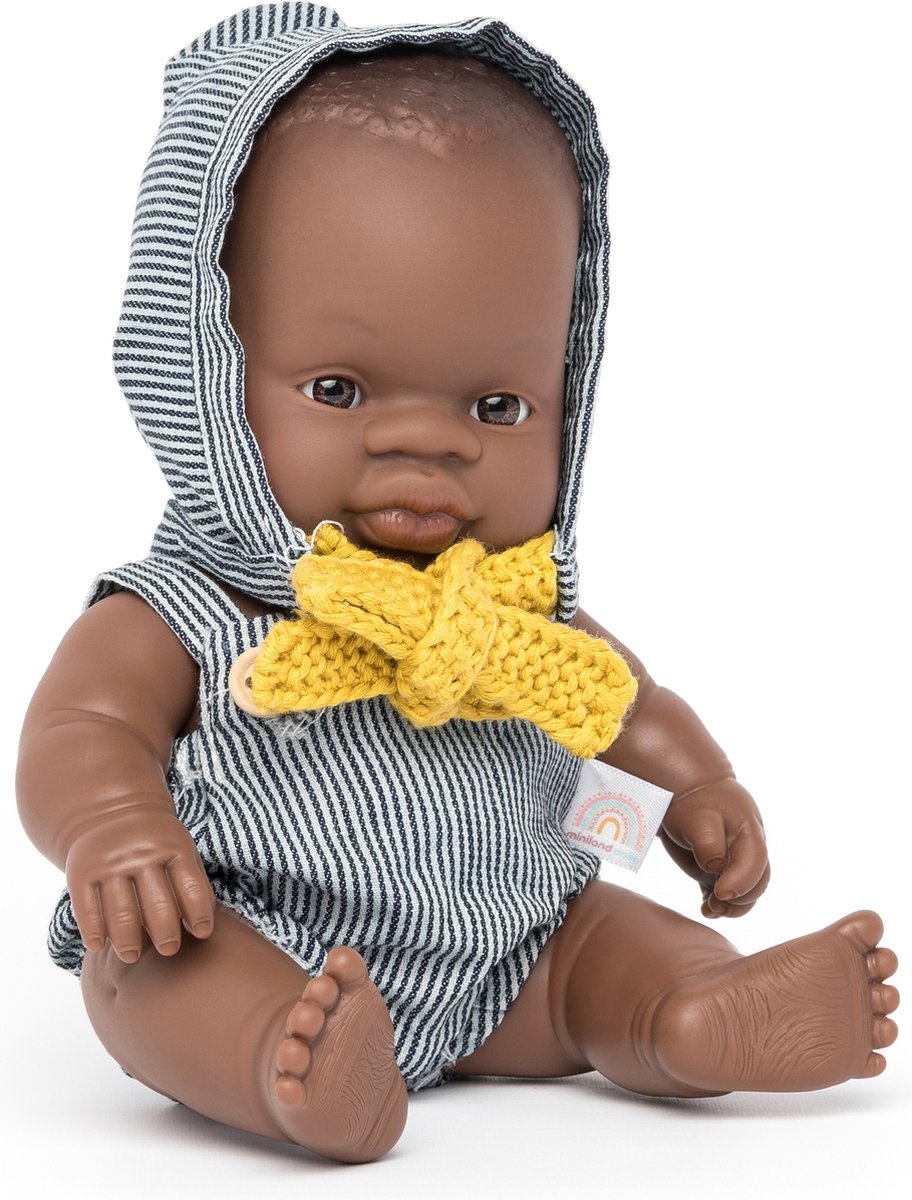 ML Poppen: BABYPOP AFRIKAANSE JONGEN AANGEKLEED 21cm, met vanillegeur,  waterdicht, anatomisch correct, in vinyl. Made in Spain, 10m+