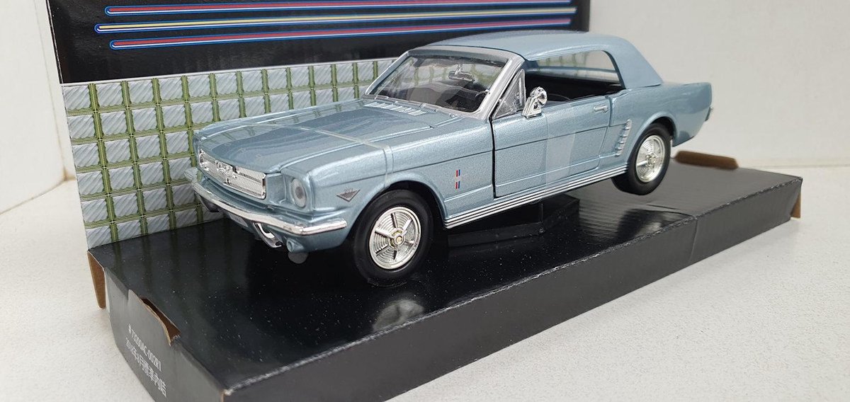 Ford Mustang Hardtop 1964 Licht Blauw MotorMax 1:24