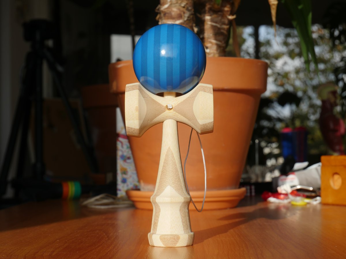 Uniek Gestreepte Bamboe Kendama Blauw