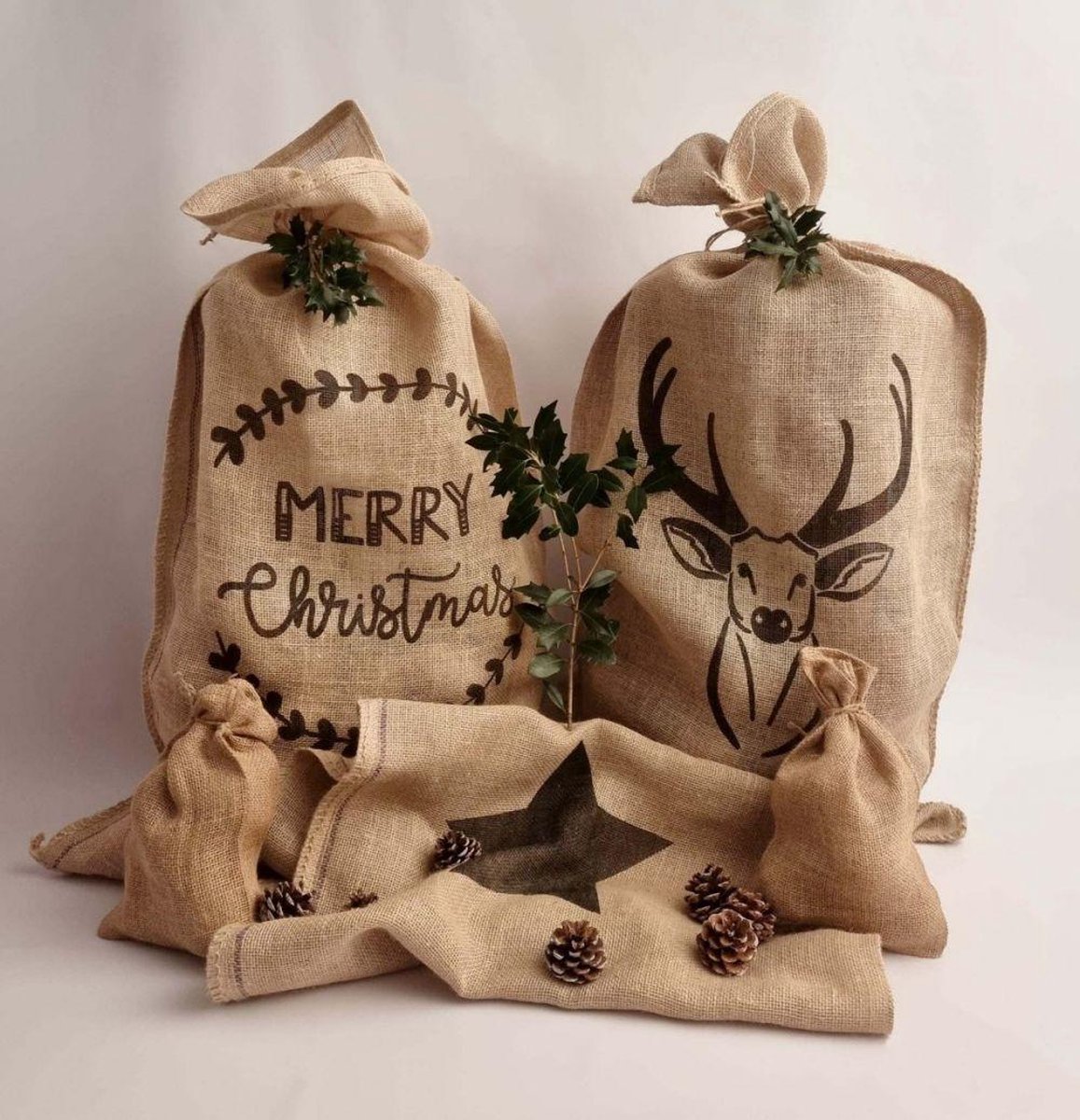 3x Jute Kerst Zakken - Combinatie Set - 60 x 110 cm - Met Kerst Opdruk