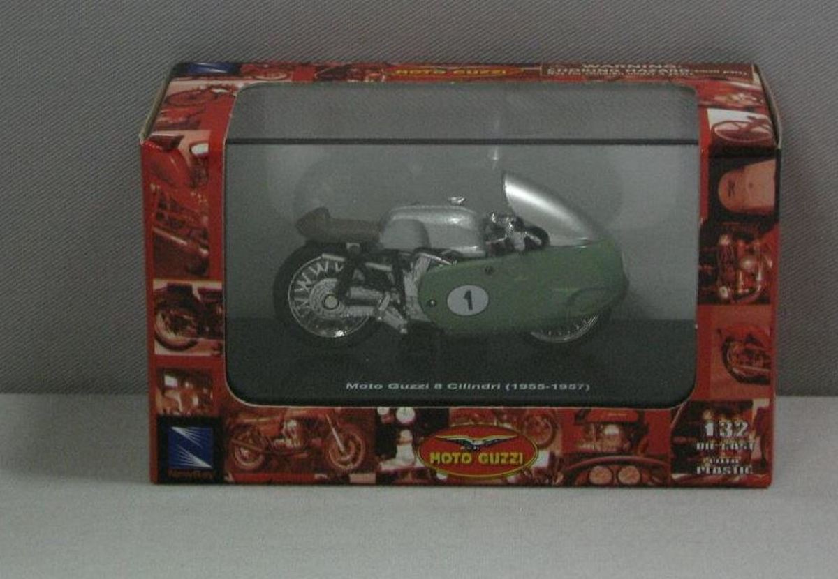 Moto Guzzi 8 Cilindri (1955 - 1957) 1:32 NewRay Zilver / Groen 06086