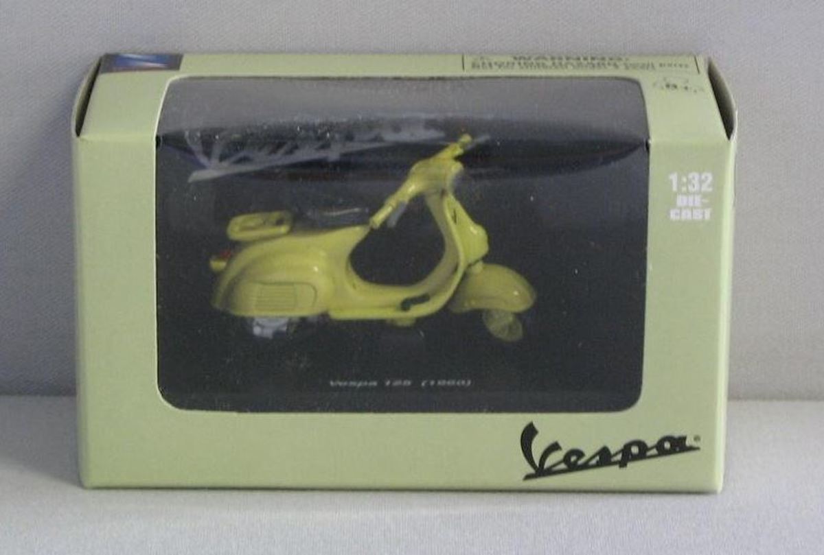 Vespa 125 (1960) 1:32 NewRay Geel 06043