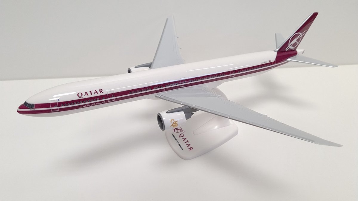 Qatar Airways retro schaalmodel Boeing vliegtuig 777-300ER schaal 1:200 lengte 36,95cm