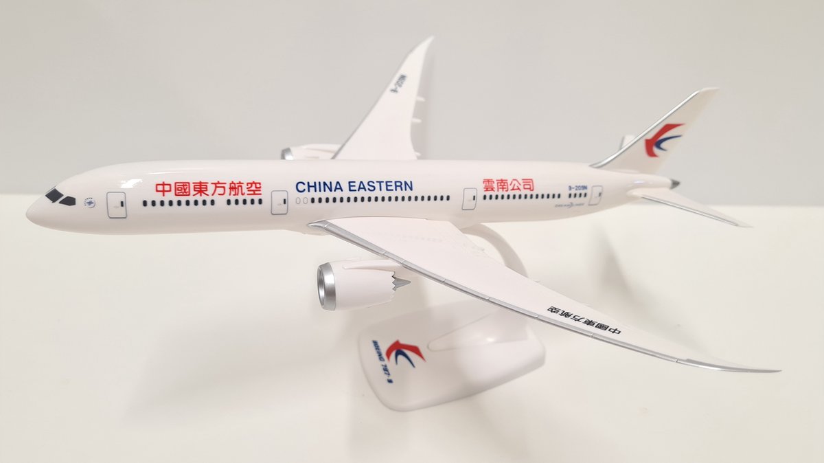 Schaalmodel China Eastern Boeing vliegtuig 787-9 schaal 1:200 lengte 31,5cm