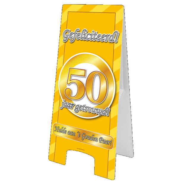 50 jaar getrouwd decoratie straatbord - goud - uitklapbaar - 58 cm - Karton - Feestartikelen - Feestdecoratieborden