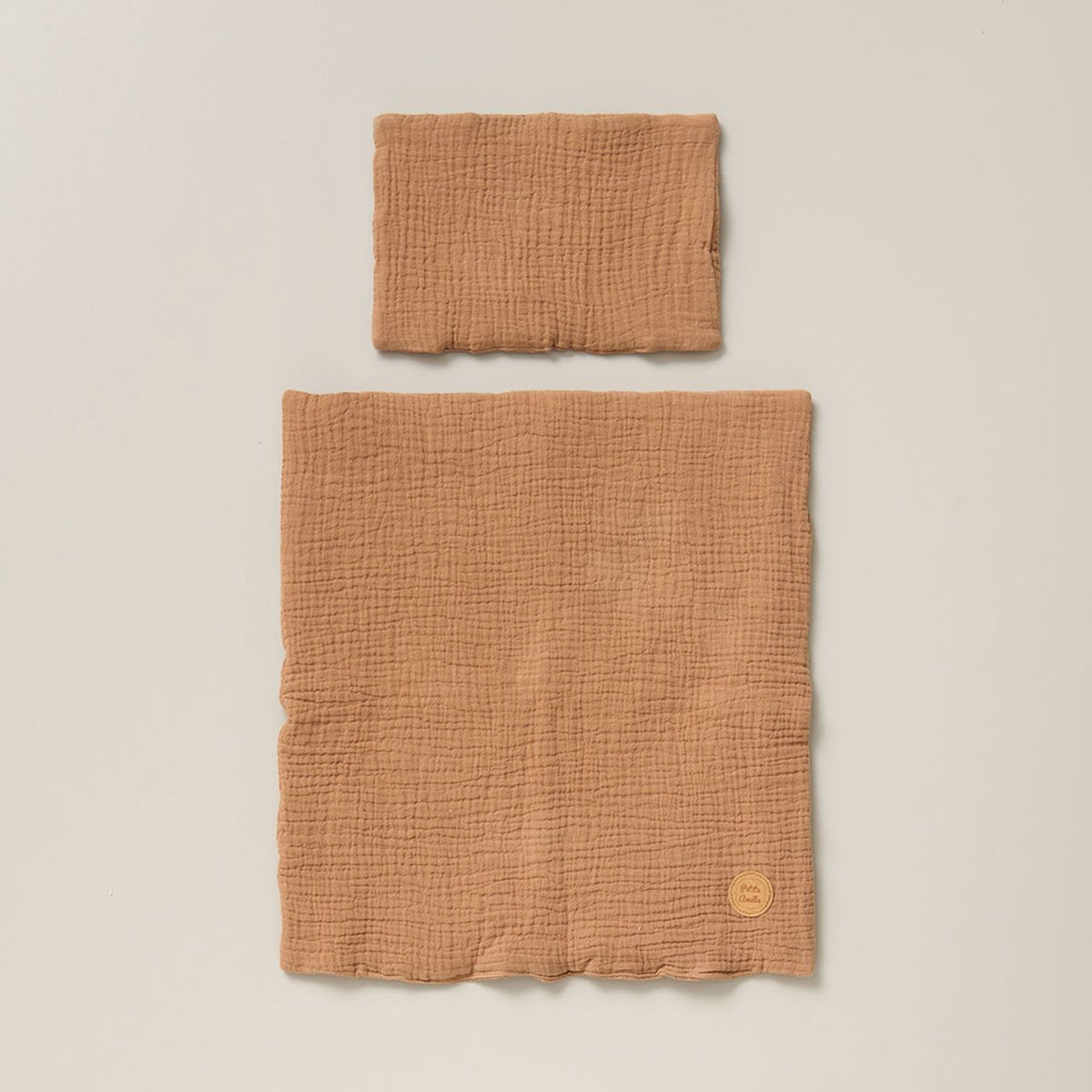 Petite Amélie Poppenbed Beddengoed Caramel – Verzorgingsspeelgoed Colombe voor elk poppenbedje of babypop - 100% biologisch mousseline katoen