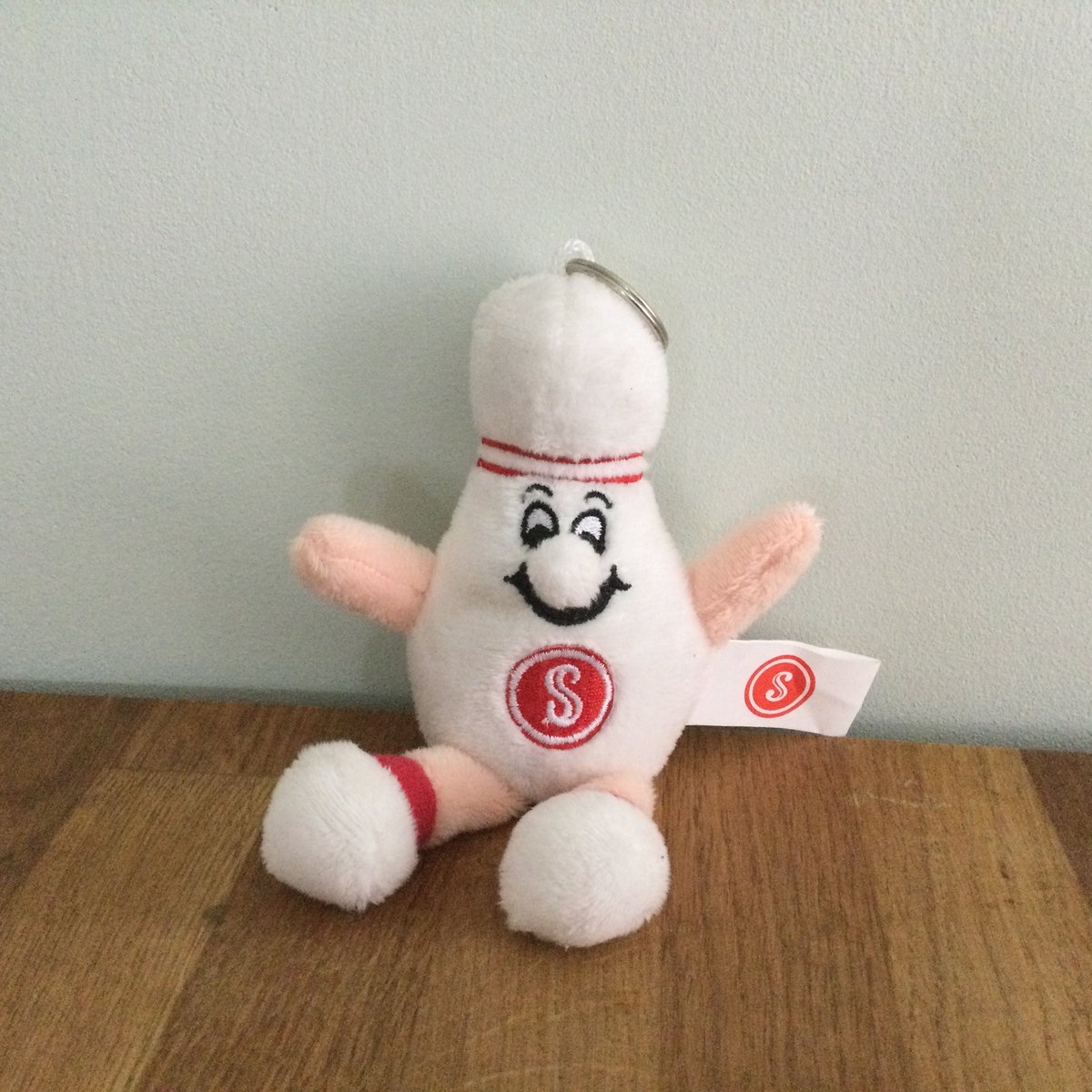 Bowling bowlingpin knuffel pluche Pin Buddy met gezicht, armpjes en beentjes 15 cm, zeer geschikt als sleutelhanger.