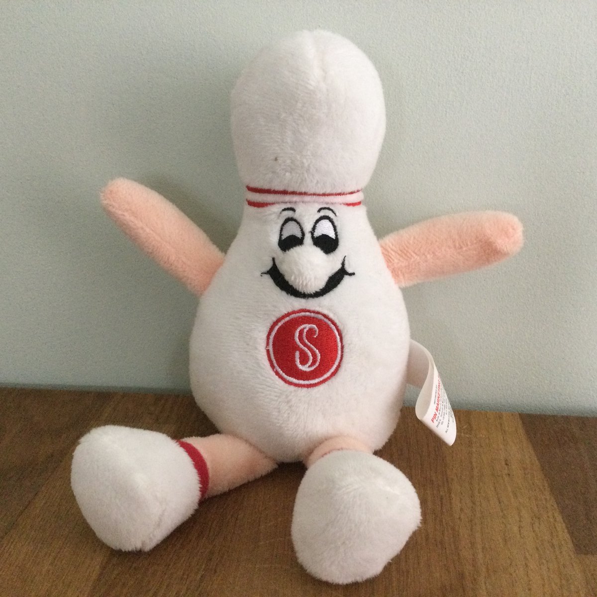 Bowling bowlingpin knuffel pluche Pin Buddy met gezicht, armpjes en beentjes 25 cm