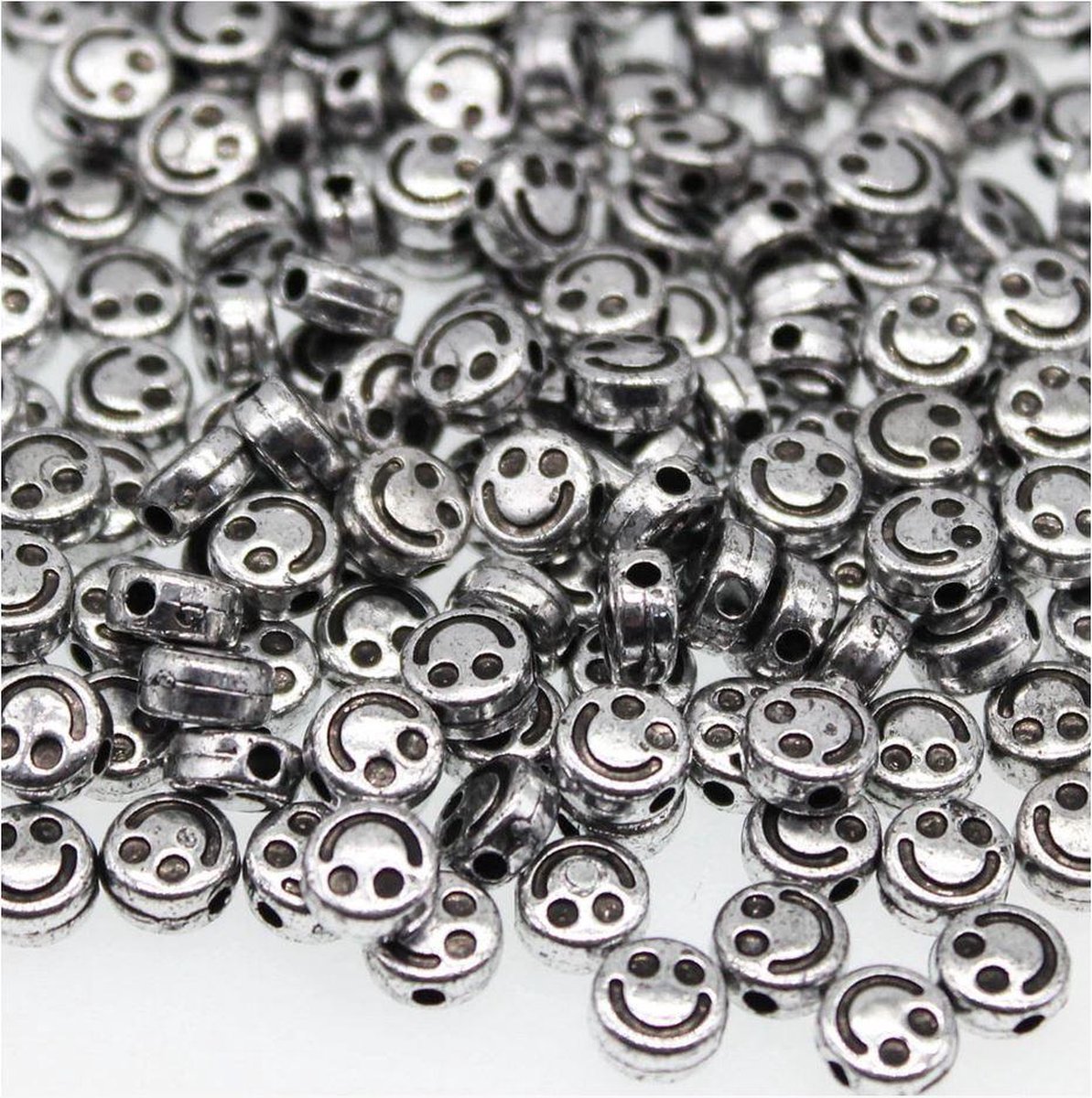 400 stuks acryl kralen smiley zilverkleur 5.7 mm