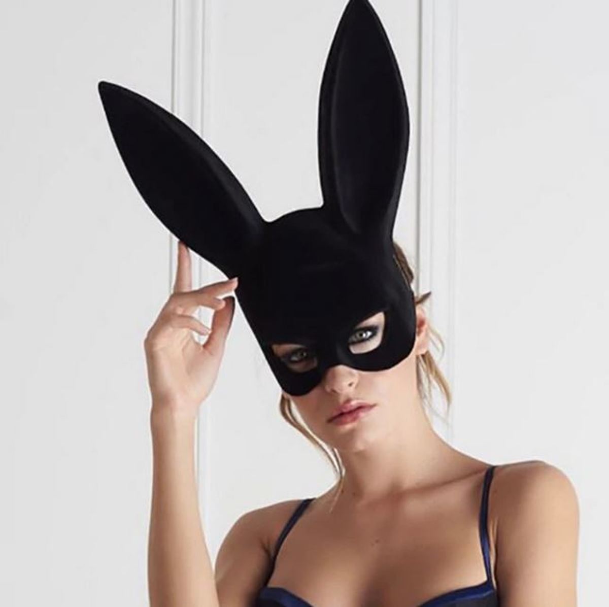 Masker zwart met konijnen oren / bunny