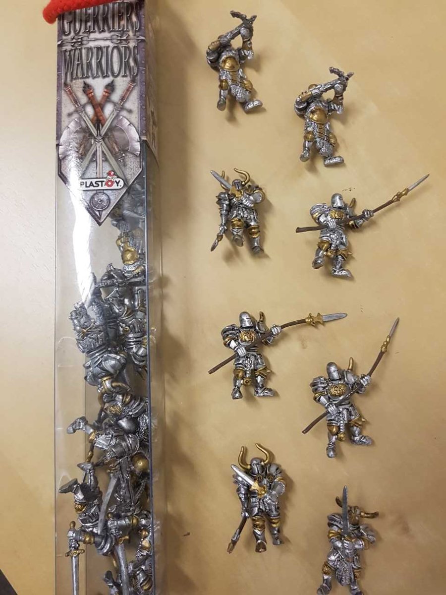 Tube met  20 Mini figuren Guerriers Warriors