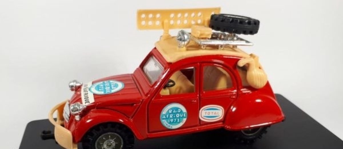 Citroën 2CV Rallye Raid Afrique 1973 (Rood) (10 cm) 1/36 Polistil + Luxe Showcase (Modelauto - Schaalmodel - Miniatuurauto)