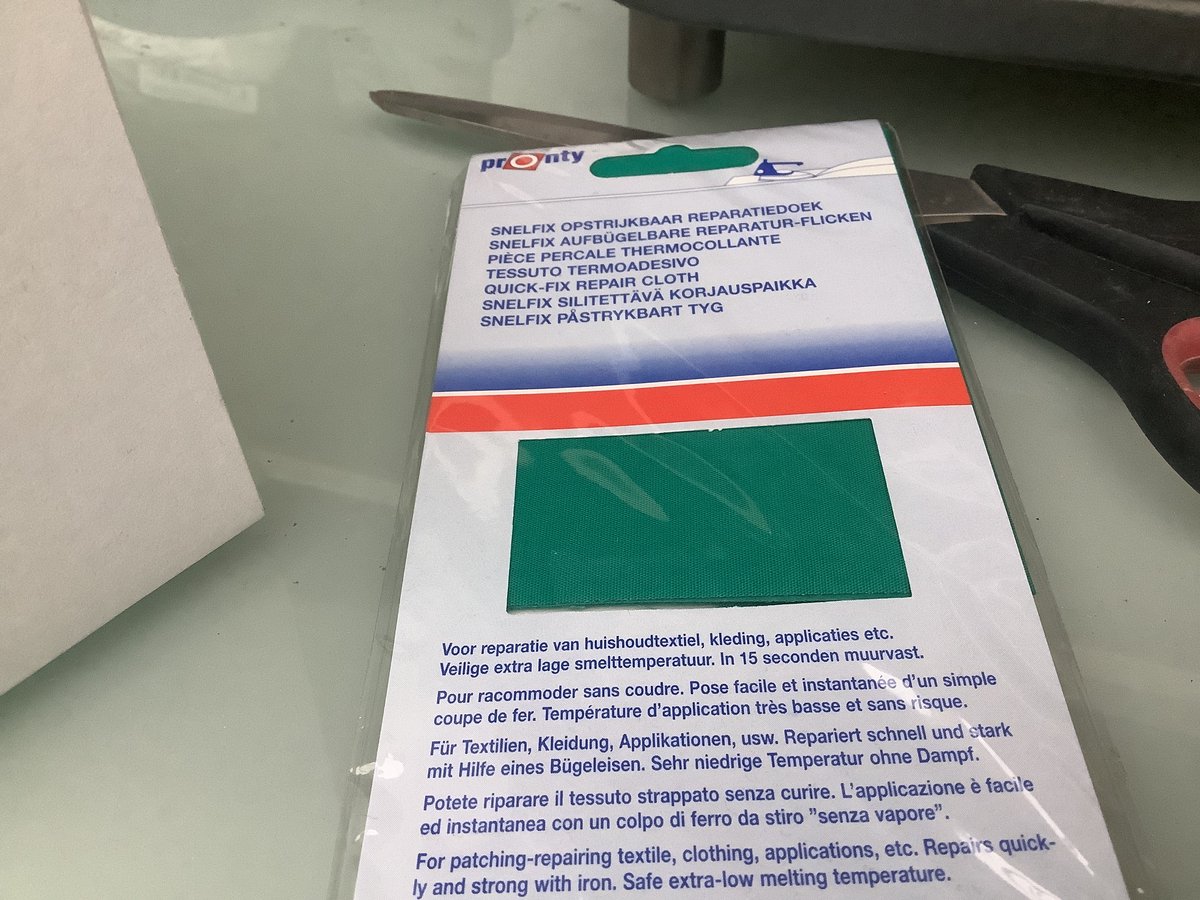  . Opstrijkbaar reparatie doek. Snelfix. Groen.11x28 cm.