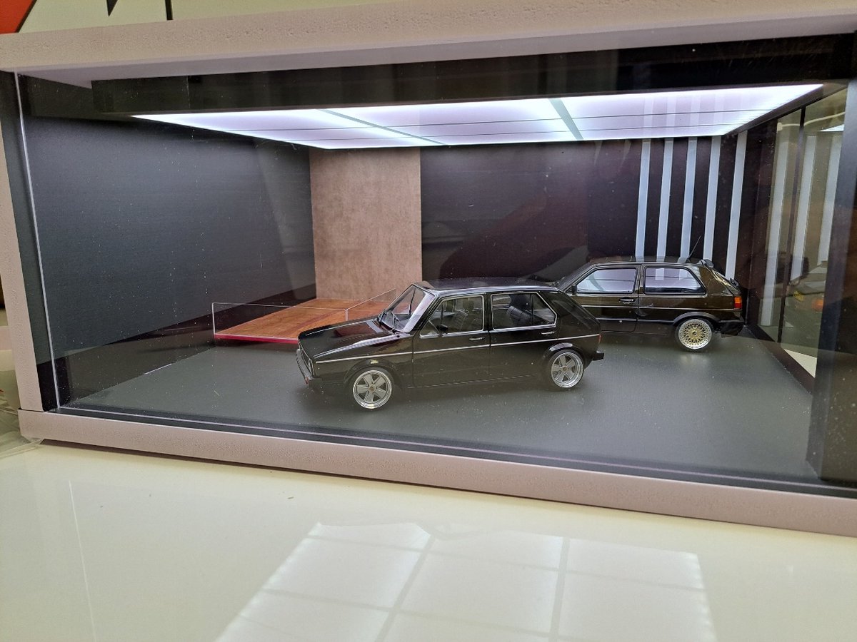 1:18 Car showroom diorama – Bouwkit