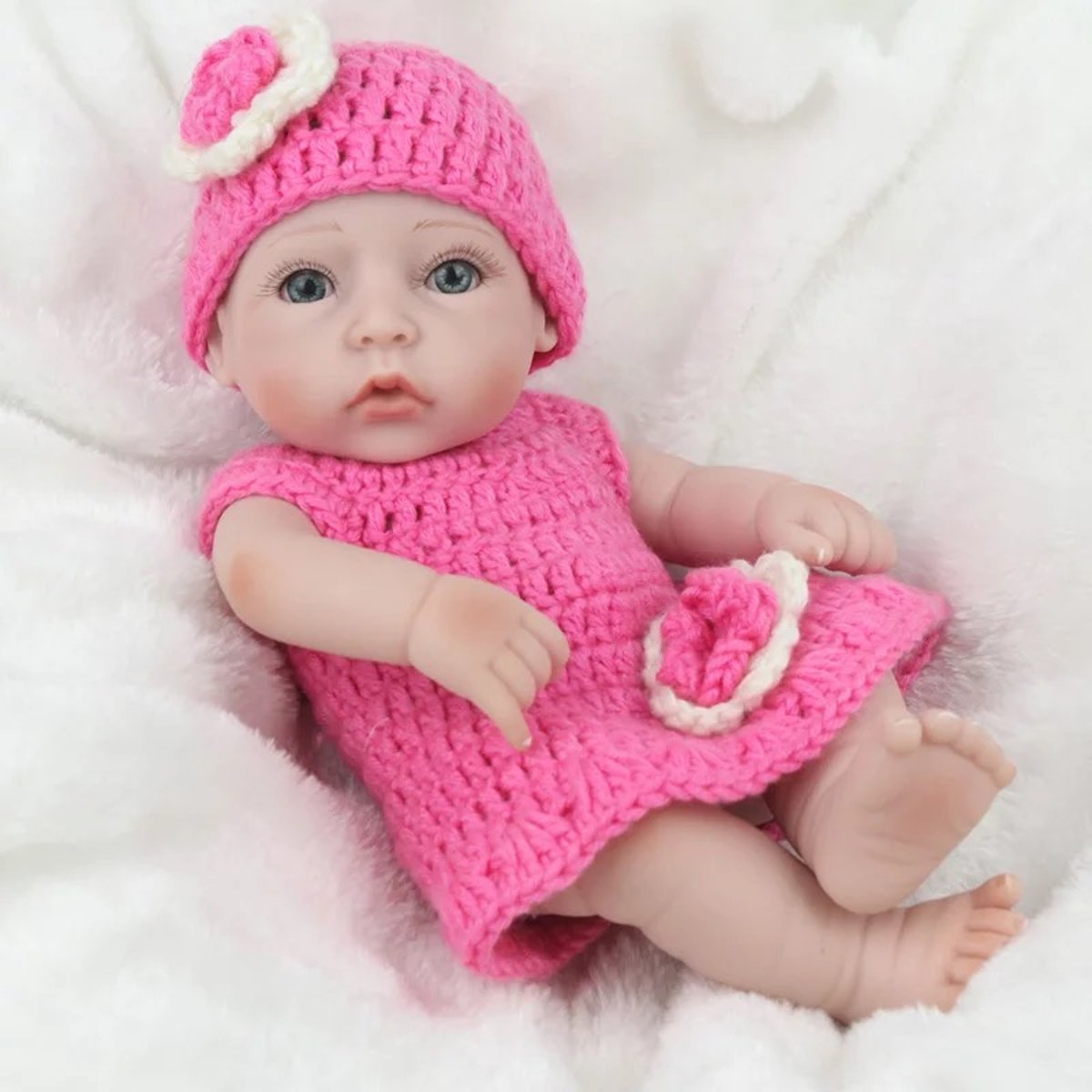 Babypop SONO (hand gemaakt) in roze kleertje met sokken en muts – knuffel pop – reborn baby pop