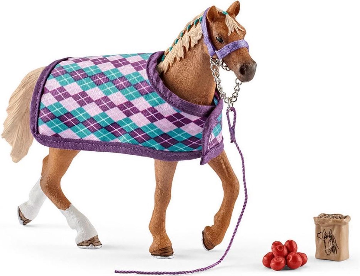 Schleich Horse Club - Engelse volbloed met deken - Speelfigurenset - Kinderspeelgoed voor Jongens en Meisjes - 5 tot 12 jaar - 42360