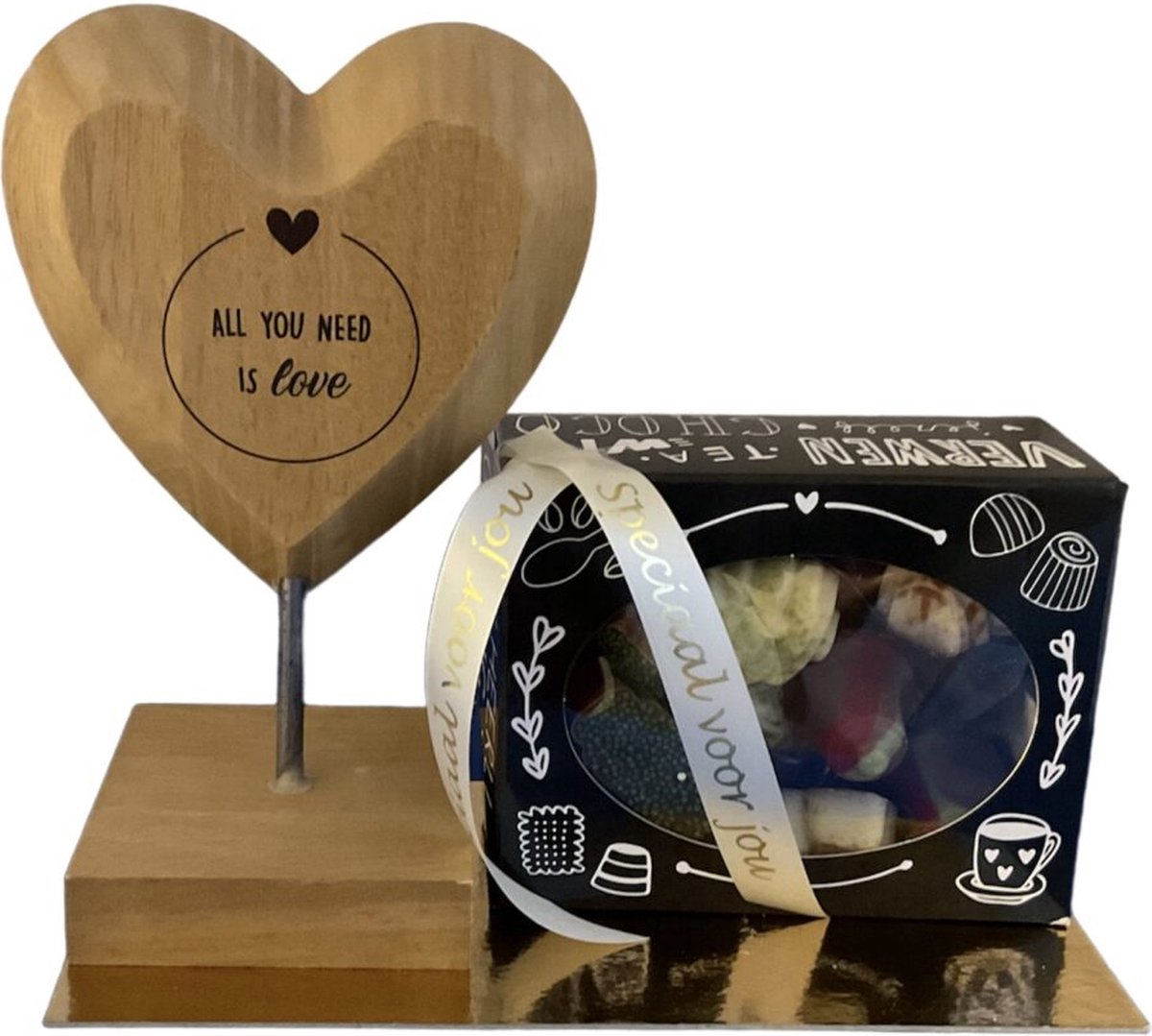 Kerst - Houten hart - All you need is love - Bonbons - Lint: Speciaal voor jou - Cadeauverpakking