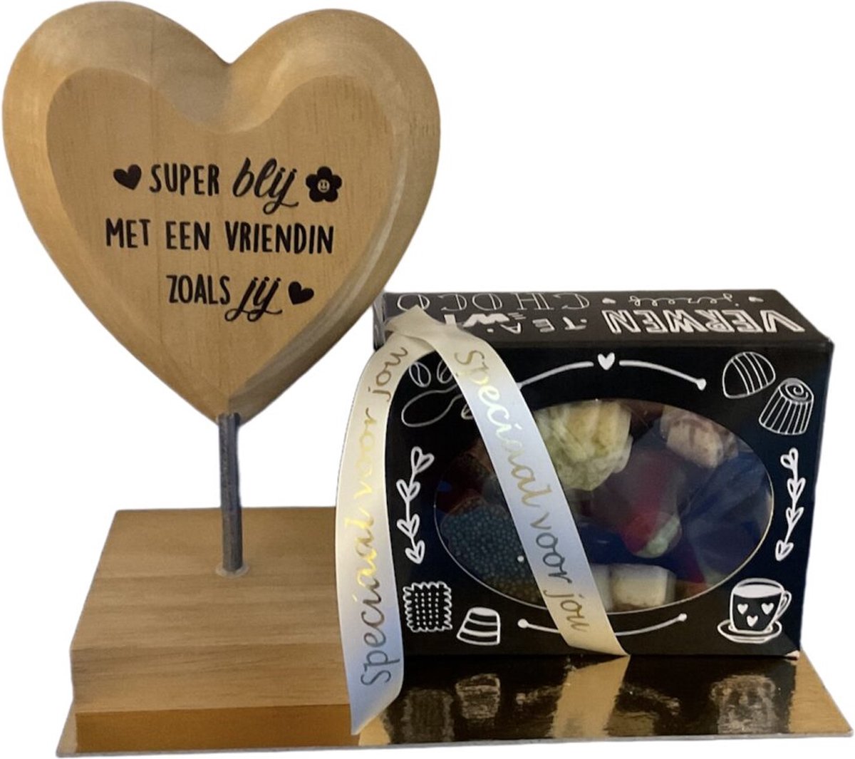 Kerst - Houten hart - Vriendin - Bonbons - Lint: Speciaal voor jou - Cadeauverpakking