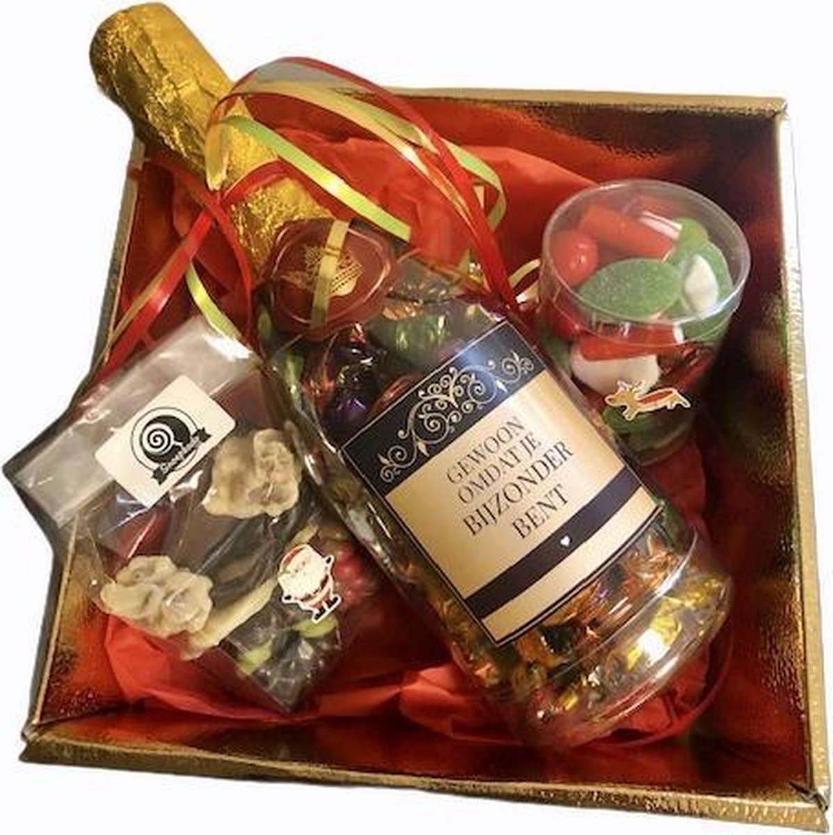 Kerst - Kerstcadeau - Cadeau - Kado - Kerst Chocolade - Champagnefles gevuld met luxe cocktailmix - Gewoon omdat je bijzonder bent - Kokertje met Kerstmix - In goudkleurig mandje - In cadeauverpakking met gekleurd lint