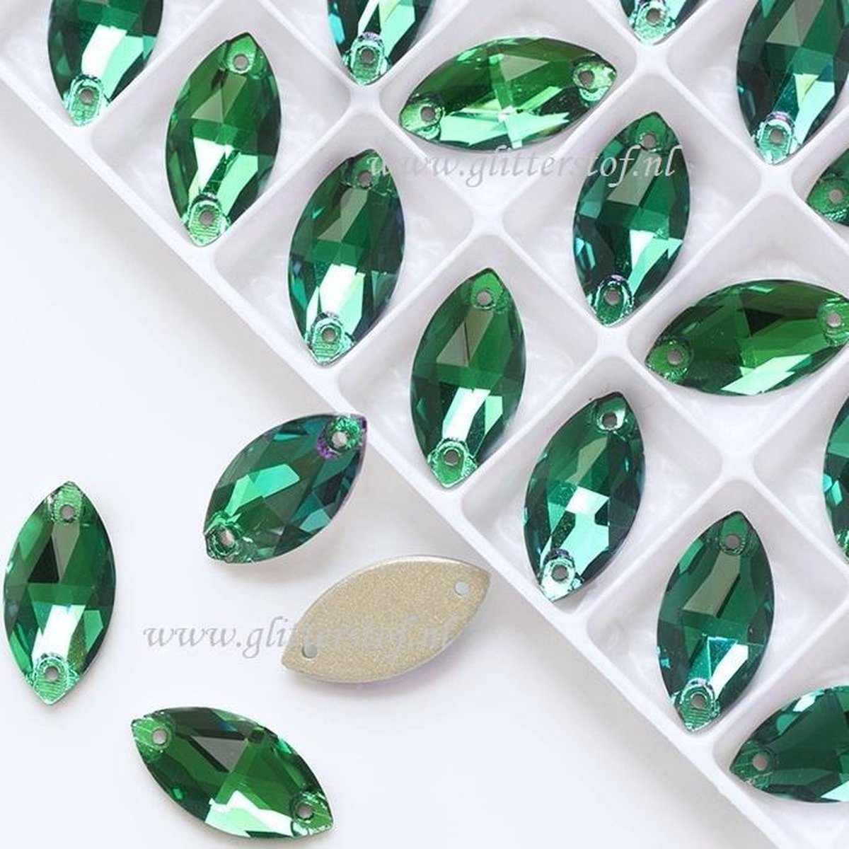 Opnaai Glitter steentjes , Eye Shape Emerald Velvet, Sew on Stone, 2 holes Flatback Rhinestones, Strass Navette 7x15mm 48st