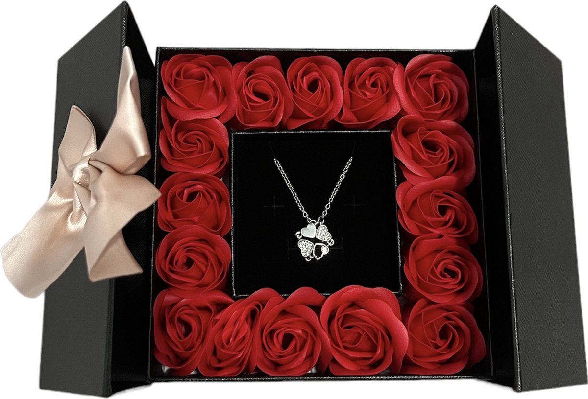 Flowerbox butterfly met Swarovski Klavertje Vier hartjes ketting – Giftbox vrouwen – Valentijn – Moederdag cadeau - kado - Geschenkset - Cadeautje - Verjaardagscadeau - Valentijnsdag - Valentine - Mothersday - Geschenk