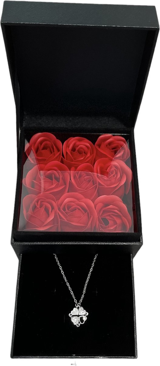 Flowerbox square met Swarovski Klavertje Vier Hartjes Ketting en Rose Bear Dark Red– Giftbox vrouwen – Valentijn – Moederdag cadeau - kado - Geschenkset - Cadeautje - Verjaardagscadeau - Valentijnsdag - Valentine - Mothersday - Geschenk