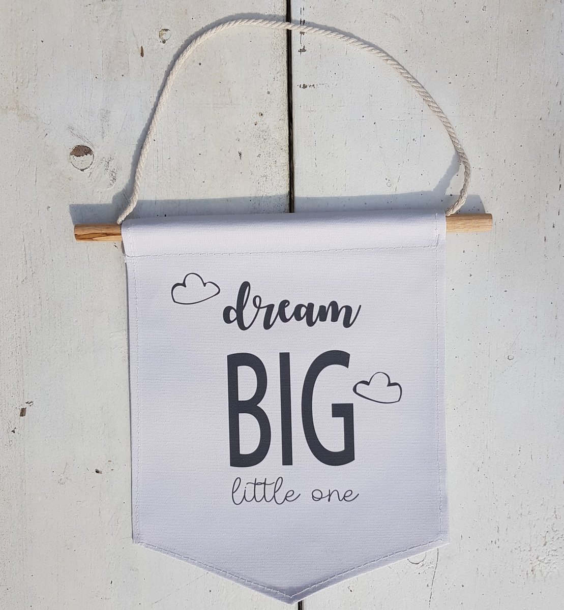 Canvas decoratie aan houten stok met touw en de tekst Dream Big Little One - decoratie - kinderkamer - canvas - Dream Big