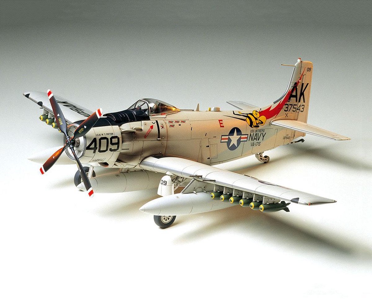 Tamiya Douglas A-1H Skyraider + Ammo by Mig lijm