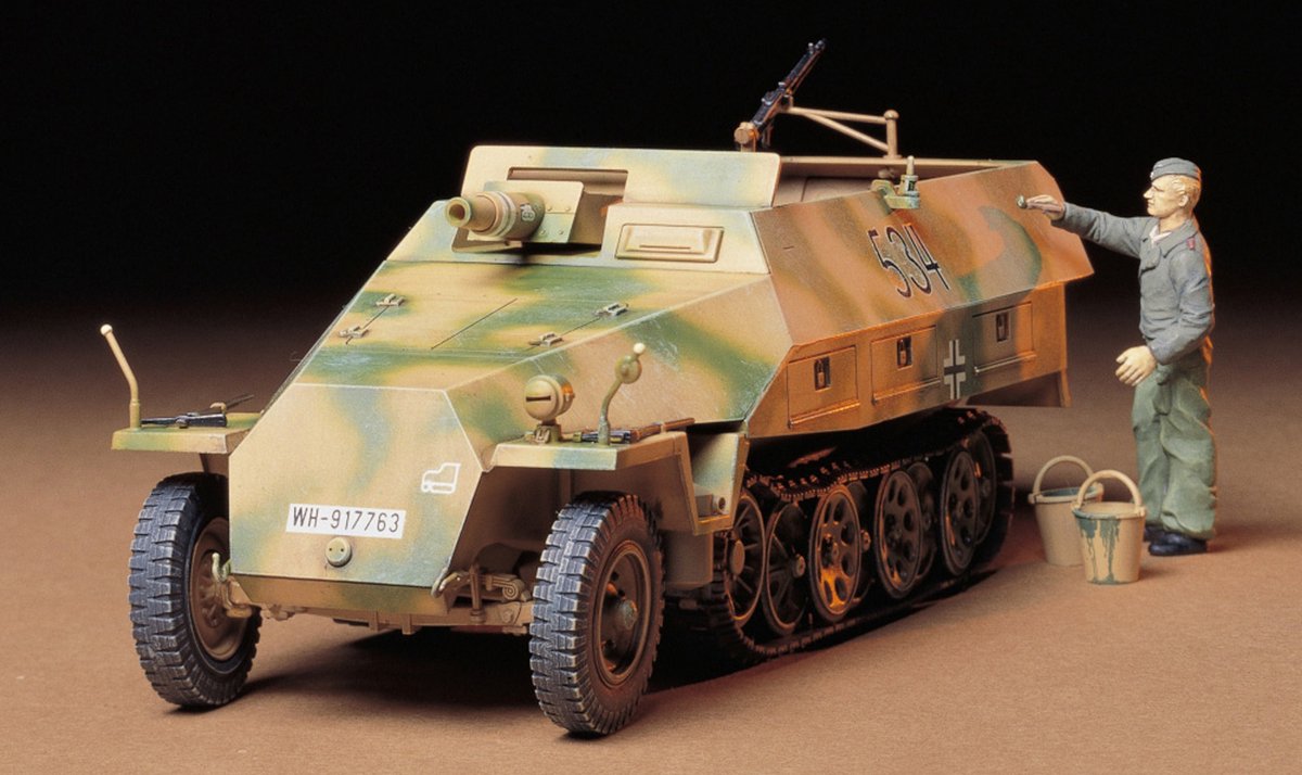 Tamiya German Sdkfz 251/9 Cannon + Ammo by Mig lijm