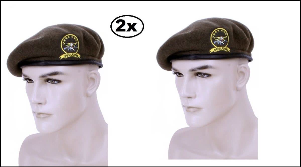 2x Militaire baret met badge Special forces