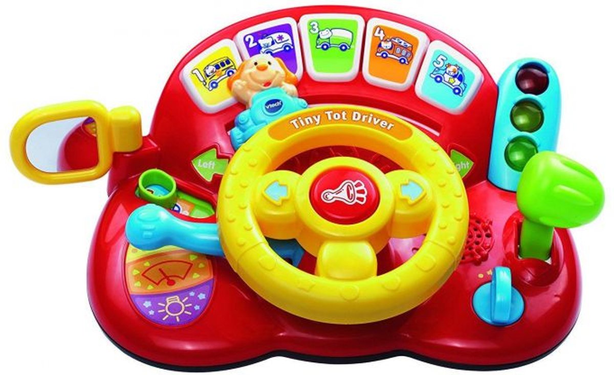 De Vtech Tiny Tot Driver introduceert voertuigen, kleuren, cijfers en dieren door middel van leuke zinnen en realistische autogeluiden. Functies omvatten verlichte claxonknop en buitenspiegel voor zelfontdekking.