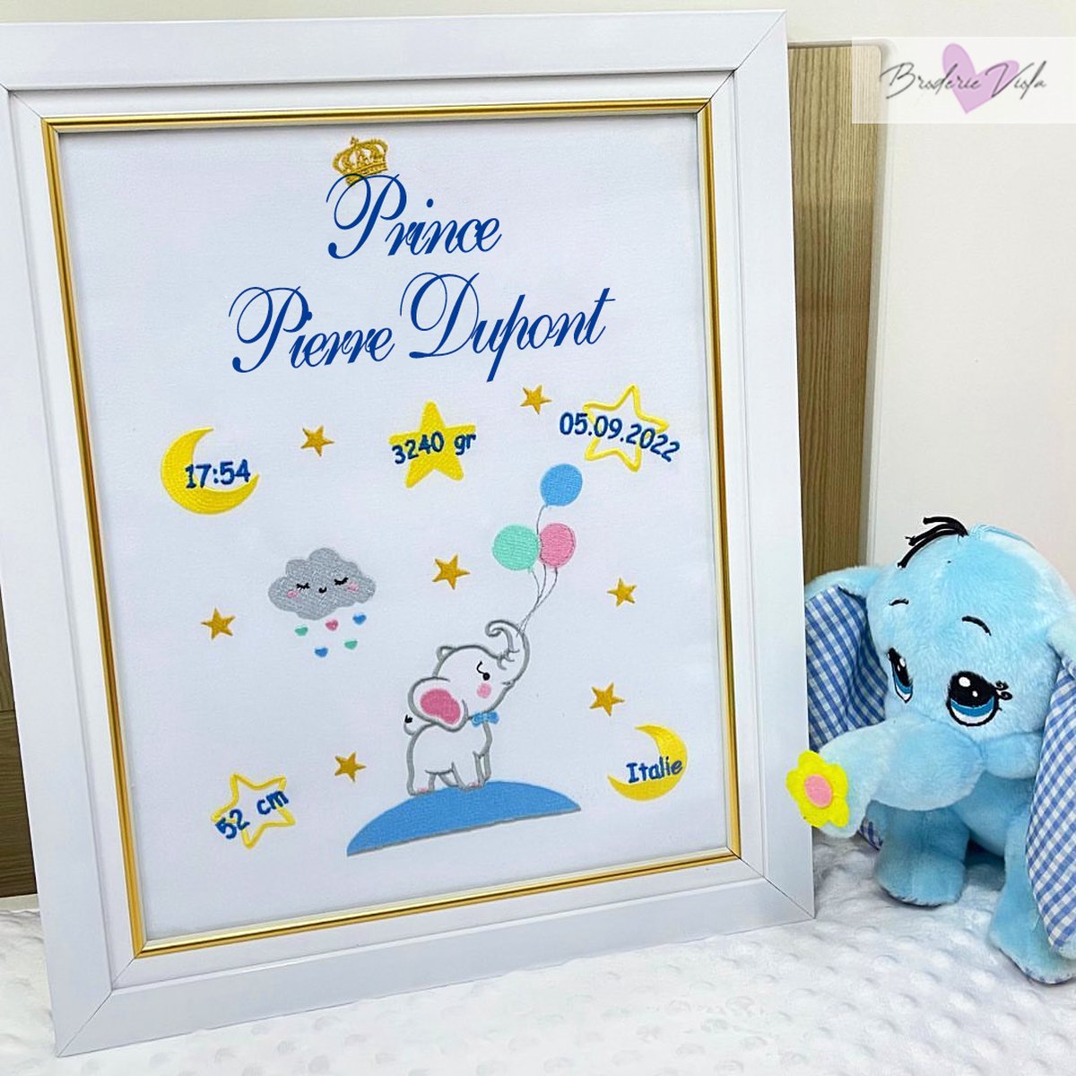 Gepersonaliseerd cadeau borduurraam met een olifant, de maan en sterren 30x40cm/-Personalized gift embroidery frame with an elephant, the moon and stars30x40cm