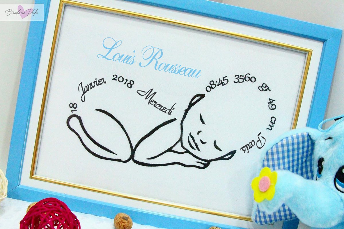 Gepersonaliseerd geborduurd frame met een baby in blauw 25x30cm/Personalized embroidered frame with a baby in blue 25x30cm
