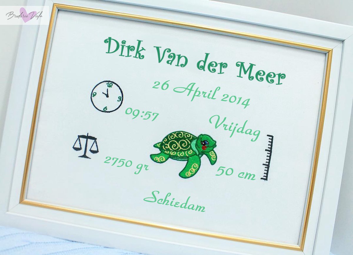 Gepersonaliseerde cadeauborduurraam met schildpad in groen 35 x 45 cm/Personalized gift embroidery frame with turtle in green 35 x 45 cm