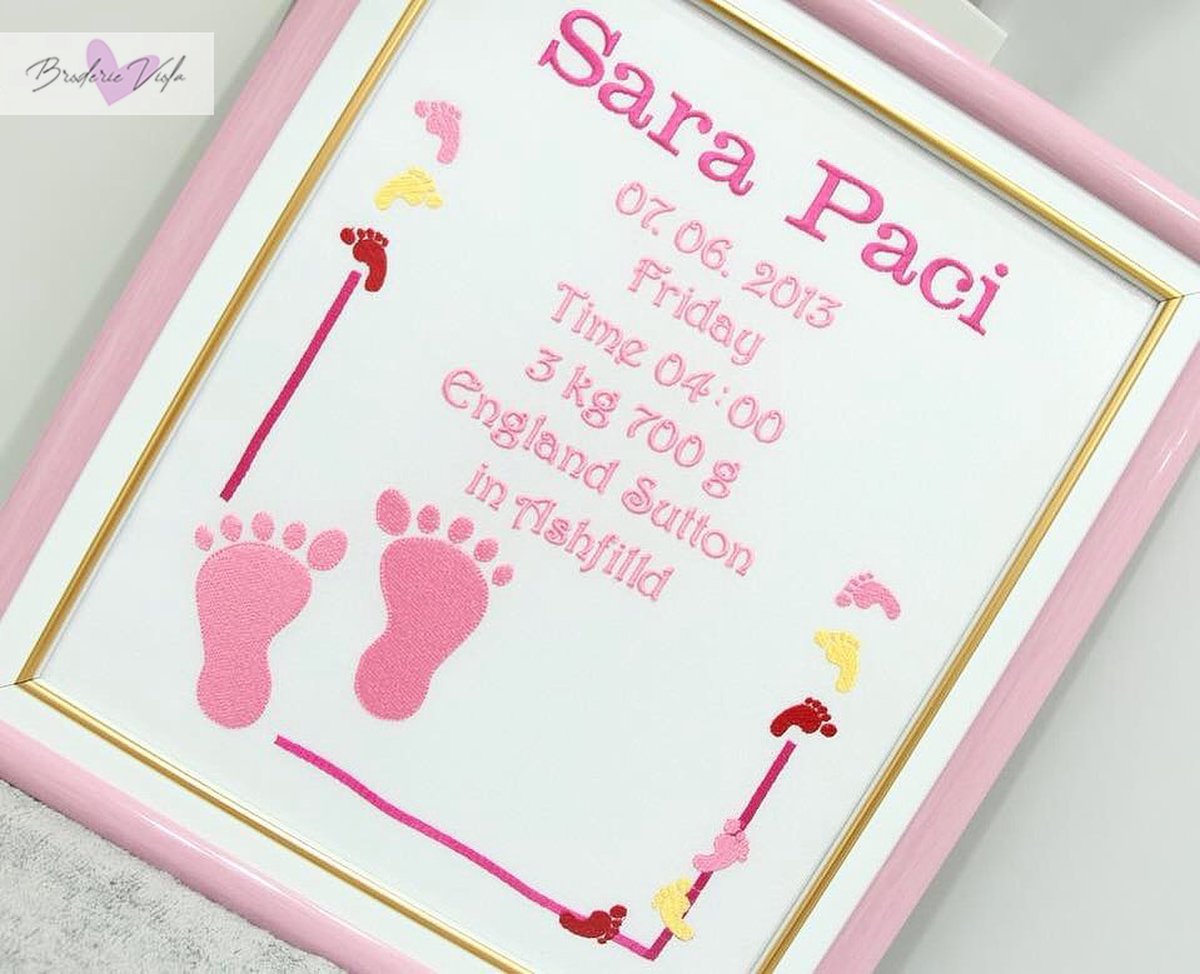 Persoonlijk borduurwerk in een frame met de voetstappen van de baby in roze 35x45cm/Personalized embroidery frame with babys footsteps in pink 35x45cm