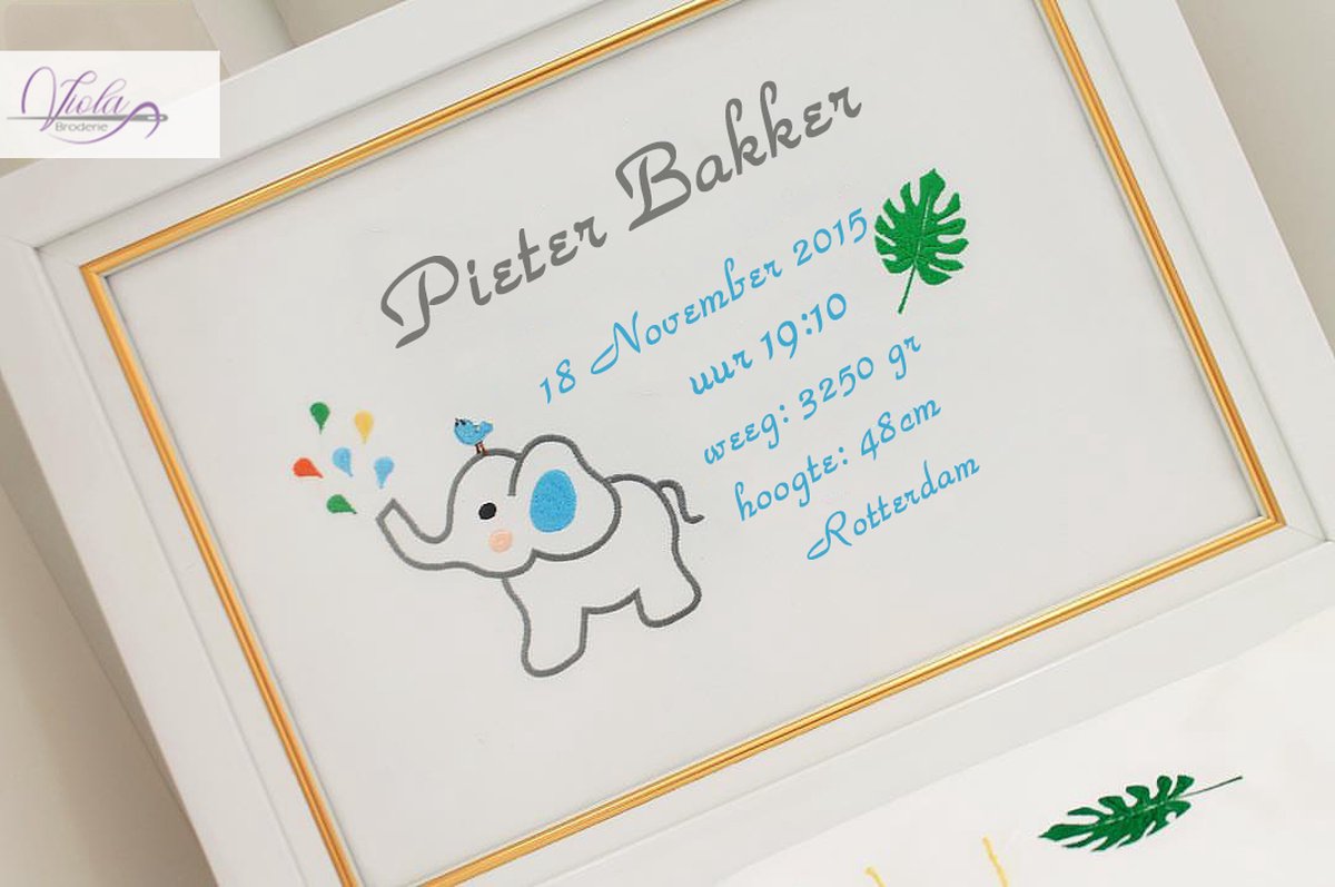 Persoonlijk borduurwerk in een frame met een olifant 30x40cm/Personalized embroidery frame with an elephant 30xc40m